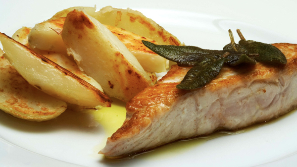 月亮鱼是夏威夷海域食用鱼中最色彩斑斓的一种,其优美的名字大概源于