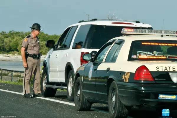 美国警察执勤时是开车四处巡逻的,由于美国警察配有***,如果需要和